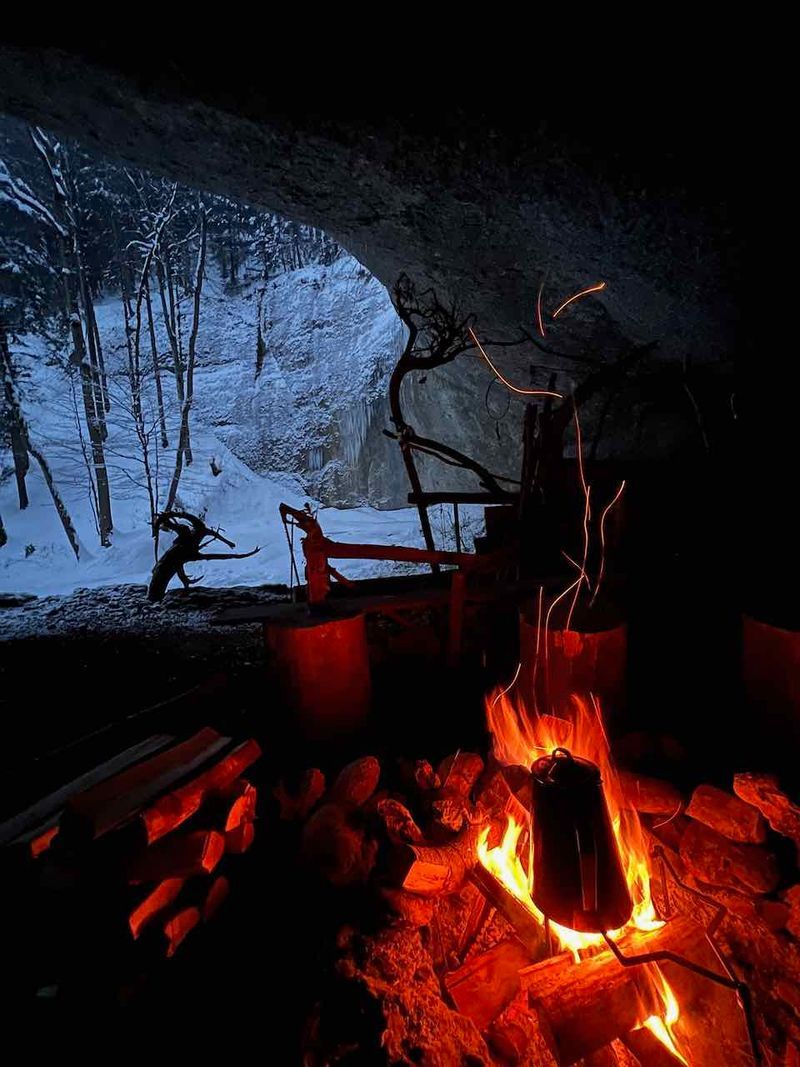 vianatur outdoor Übernachten in einer Höhle 